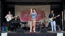 Eine fünfköpfige Band auf einer Bühne