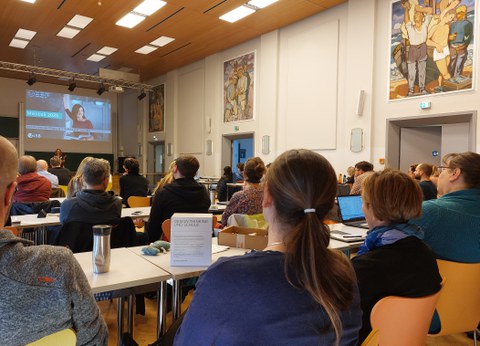 Foto: Personen in einem Hörsaal