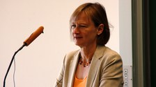 Bild, auf der Frau Petra Zeller vom Sächsisches Staatsministerium für Kultus an einem Pult mit Mikrofon steht.