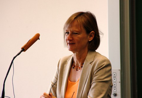 Bild, auf der Frau Petra Zeller vom Sächsisches Staatsministerium für Kultus an einem Pult mit Mikrofon steht.
