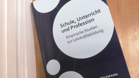 Foto: Ein Buch mit dem Titel "Schule, Unterricht und Profession" liegt auf einem Tisch.