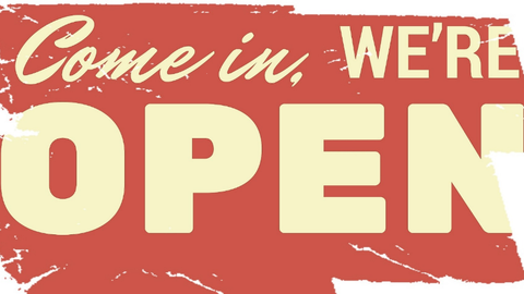 weiße Schrift auf rotem Grund: Come in we're open.