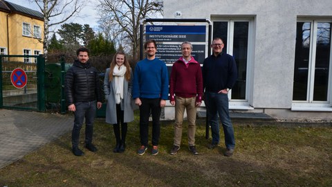 Gruppenfoto: 5 Personen vor Institutsgebäude der TUD