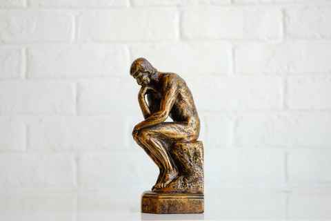 Foto einer Figur, die einen Mann in nachdenkender Pose zeigt.