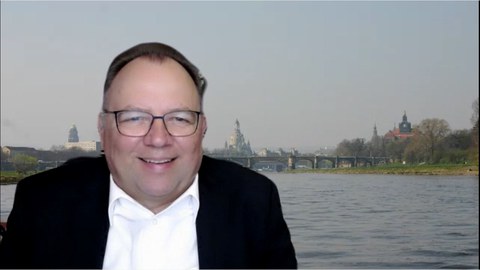 Auf dem Bild hält Prof. Dr. Axel Gehrmann Grußworte zur ENTEP-Workshop-Reihe