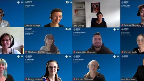 Kacheln von mehreren Personen während einer Videokonferenz