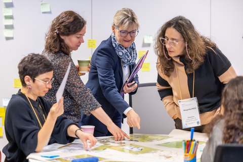 Mehrere Frauen arbeiten gemeinsam an einem Tisch