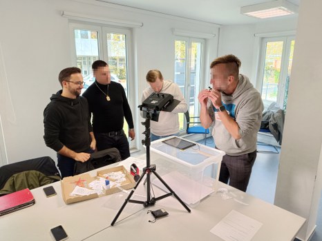 Vier Männer, die gerade einen Erklärfilm mithilfe der Legetechnik aufnehmen.