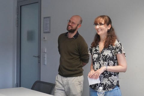 Mann und Frau stehen in einem Seminarraum