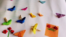 Selbstgebastelte bunte Papp-Schmetterlinge