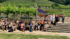 Gruppenbild am Fuße eines Weinberges