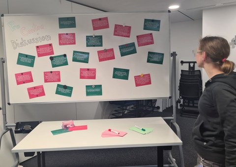 White Board gespickt mit Zetteln - Pro und Contra Argumente einer Diksussion