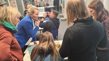Mehrere Frauen unterhalten sich einer Gruppe