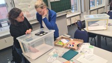 Frau erklärt in einem Workshop, wie man Erklärvideos erstellt