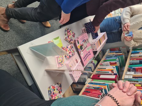 Tisch voller Bücher zum Thema Gebärdensprache