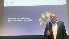 Mann hält Vortrag an einem Pult
