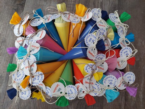 Korb voller kleiner bunten Schultüten
