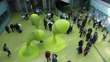 Bild eines Foyers mit vielen Menschen von oben