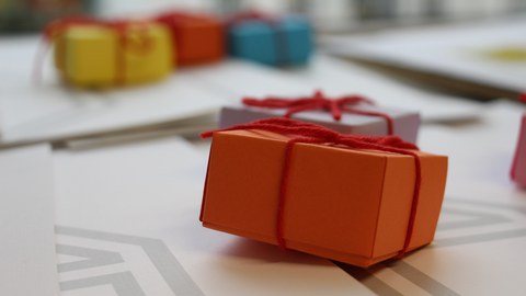 Verabschiedungsgeschenk bei der Verabschiedung der Seiteneinstiegsgruppen Grundschule 2021