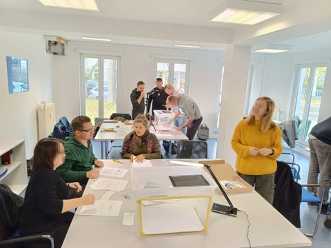 Abgebildet sind Teilnehmende des Medienworkshops, die sich auf die Videoproduktion mit Trickfilmboxen vorbereiten