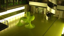 Bild des Foyers der Fakultät Informatik an der TU Dresden. Es ist Abend, das Foyer ist leer.