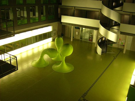 Bild des Foyers der Fakultät Informatik an der TU Dresden. Es ist Abend, das Foyer ist leer.