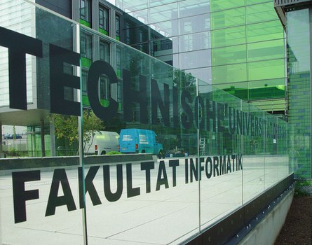 Bild einer Fensterfront, auf der "Technische Universität Dresden - Fakultät Informatik" zu lesen ist. 