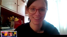 Das Bild ist ein Screenshot von der Videokonferenz der Abschlussveranstaltung. Man sieht die Dozentin Dr. Anja Mede-Schelenz und eine feierliche Präsentationsfolie unten links, um die feierliche Verabschiedung zu untermalen
