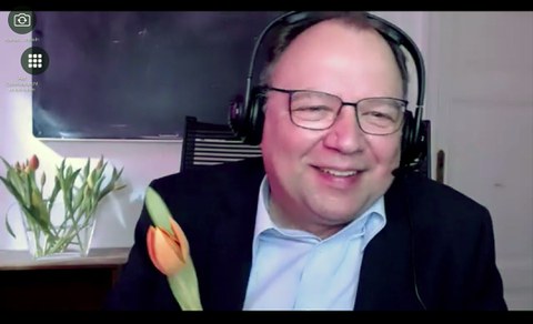 Das Bild ist ein Screenshot von der Videokonferenz. Abbgebildet ist Prof. Gehrmann in seiner Funktion als Projektleiter und geschäftsführender Direktor des ZLSB