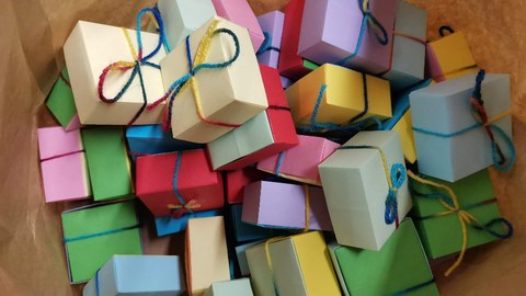 Bunte Geschenke in einem Papierbeutel