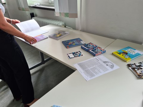 Infomaterial auf einem Tisch ausgelegt