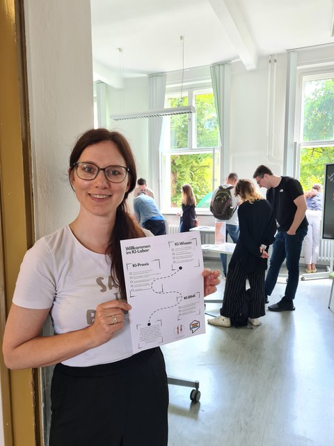 Frau hält einen Parkours-Plan in der Hand