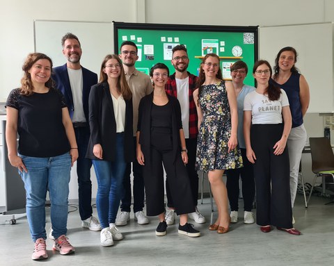 Gruppenbild mit ca. zehn Personen