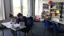 Weiterbildungsteilnehmende beim Testen von Materialien in der Lernwerkstatt