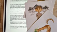 Auf der Linken Bildseite sieht man ein Tablet mit einer Anleitung zum Kinderyoga. Auf dem Tablet liegen drei Kinderyoga-Karten, die mithilfe von bunten Zeichnungen drei verschiedene Yoga-Haltungen kinderfreundlich demonstrieren.
