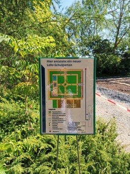 Infotafel zur Entstehung eines neuen Lehr-Schulgartens