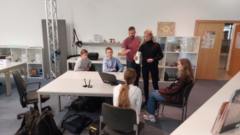 Schülerin wird von einer anderen mittels 3D Scanner gescannt