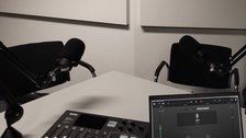 Auf dem Bild ist die Podcast-Ecke im ZLSB-Medienlabor zu sehen