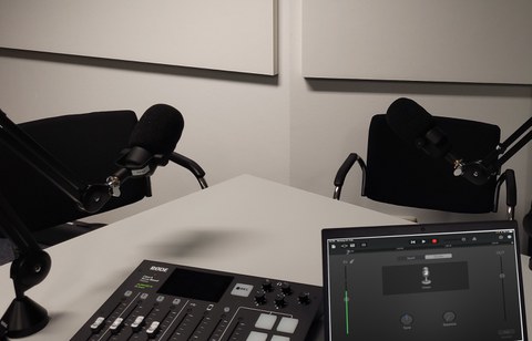 Auf dem Bild ist die Podcast-Ecke im ZLSB-Medienlabor zu sehen