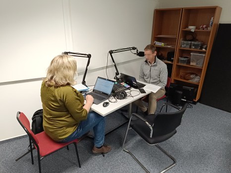 Auf dem Bild sind zwei Personen zu sehen, die am Medienlabor des ZLSB ihren Podcast aufzeichnen.