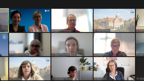 Auf dem Bild sind 3 mal 5 Zoom-Kacheln mit Teilnehmenden der virtuellen Abschlusskonferenz des BMBF-Projektes „Lehramtsstudierenden-Panel (LAP)“ zu sehen