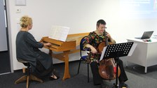 Das Duo „Cembacello“ sorgt bei der Verabschiedung im BQL-Programm für eine musikalische Umrahmung mit historischen Musikinstrumenten.