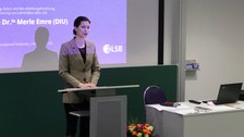 Frau Dr. Emre, die Geschäftsführerin der Dresden International University, hält eine Rede zur feierlichen Verabschiedung