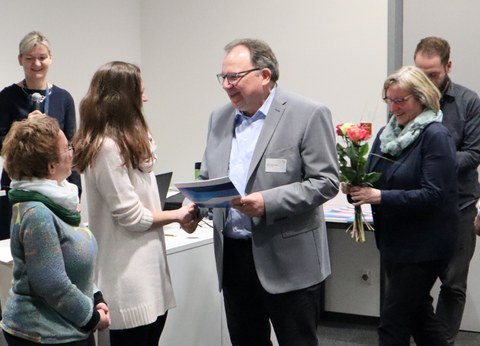 (v.r.n.l.) Frau Seliger und Herr Prof. Dr. Gehrmann übergeben den Absolventinnen die Qualifizierungsnachweise