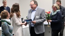 (v.r.n.l.) Frau Seliger und Herr Prof. Dr. Gehrmann übergeben den Absolventinnen die Qualifizierungsnachweise