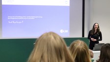 Moderierten Feedbackrunde mit den Dozierenden (hier: Katharina Weinhold)