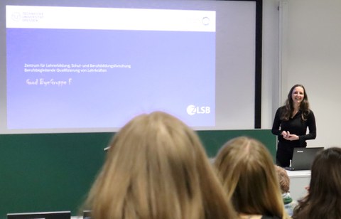 Moderierten Feedbackrunde mit den Dozierenden (hier: Katharina Weinhold)