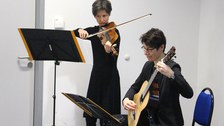Musikalische Untermalung bei der feierlichen Verabschiedung (Fr. Mangold an der Gitarre und Fr. Bernstein an der Geige)