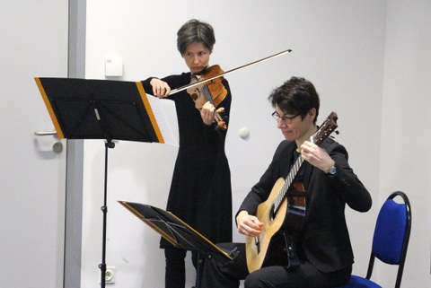 Musikalische Untermalung bei der feierlichen Verabschiedung (Fr. Mangold an der Gitarre und Fr. Bernstein an der Geige)