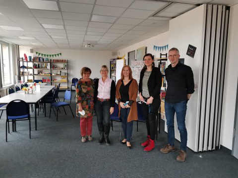 Auf dem Bild sind die beiden Projektpartnerinnen aus Usti nad Labem zu sehen, die die deutschen Kolleginnen und Kollegen des ZLSB in Dresden besuchen: v.l.n.r. Dr. Petra Fuková, Peggy Germer, Dr. Hana Bergerová, Aurica Borszik und Dr. Stephan Bloße
